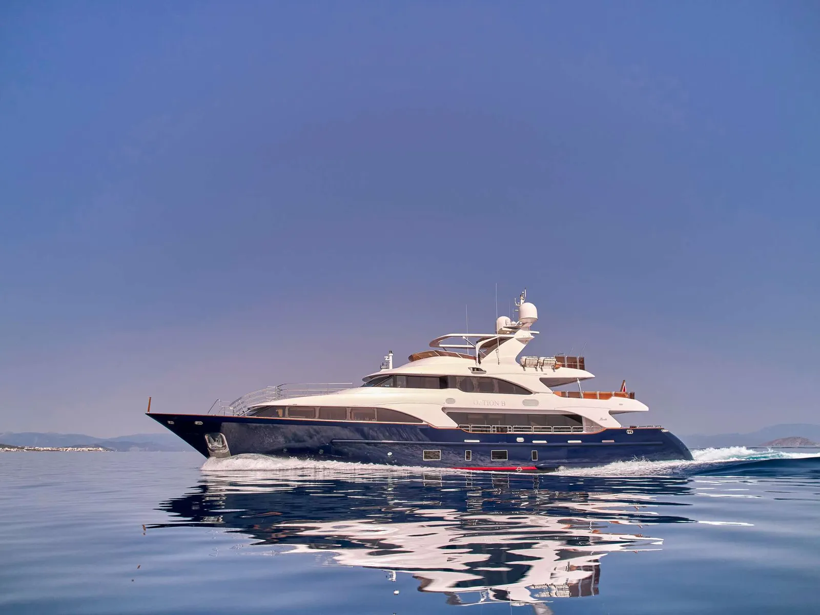 Option B yacht image 1