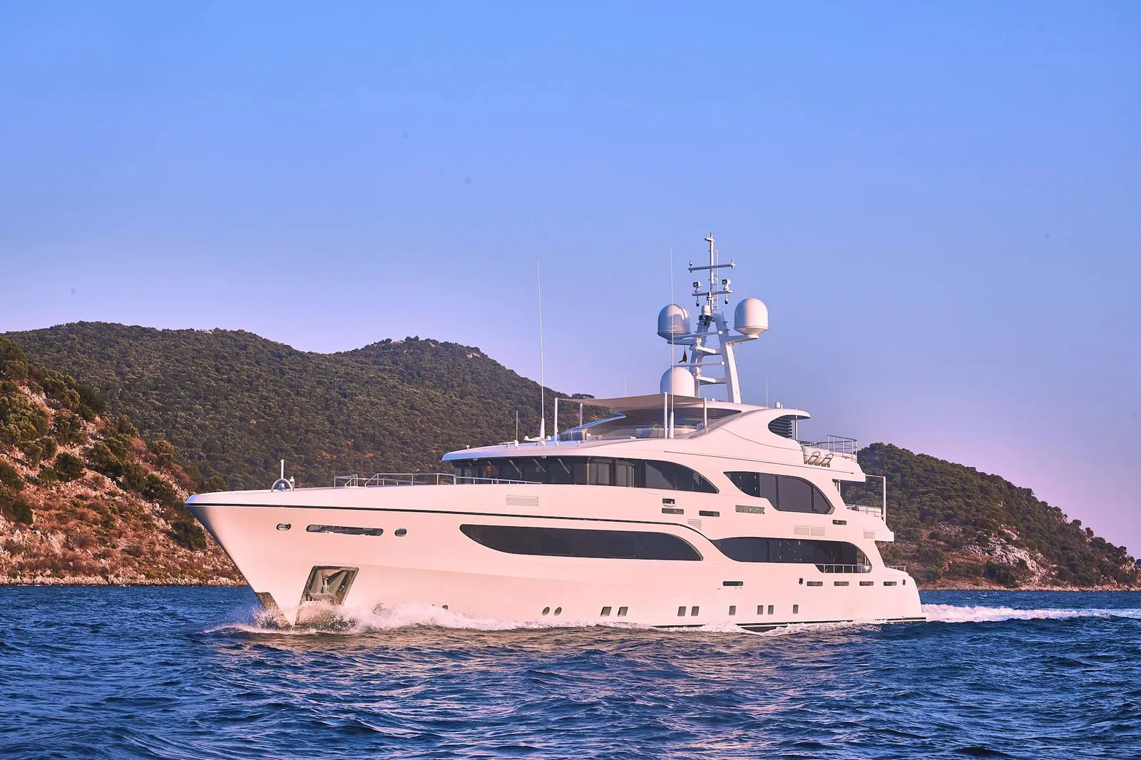 Immersive yacht image 1